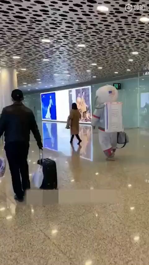 旅客穿着太空服登机 硬核疫情防护